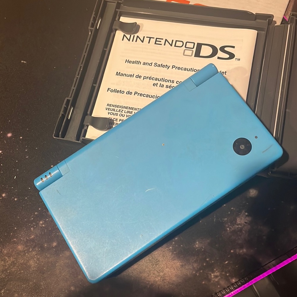 selling my daughters ds, only selling cause she doesn’t play it works perfectly